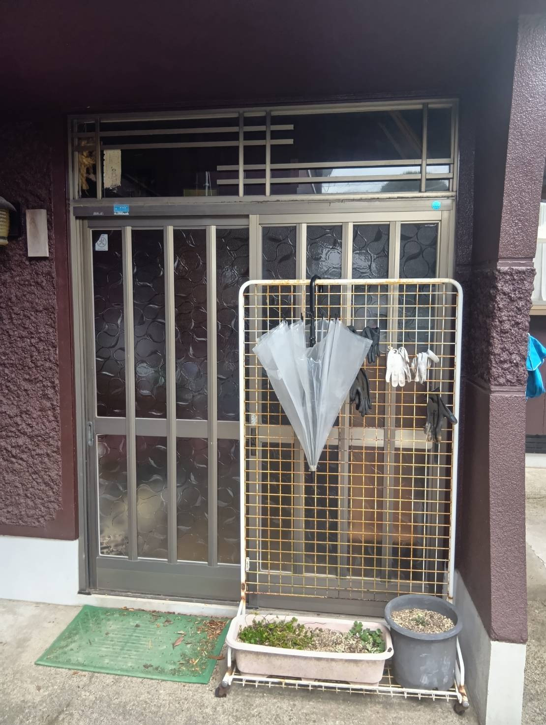 束田トーヨー住器のリシェント　玄関引戸取替工事　１DAYリフォームの施工前の写真1