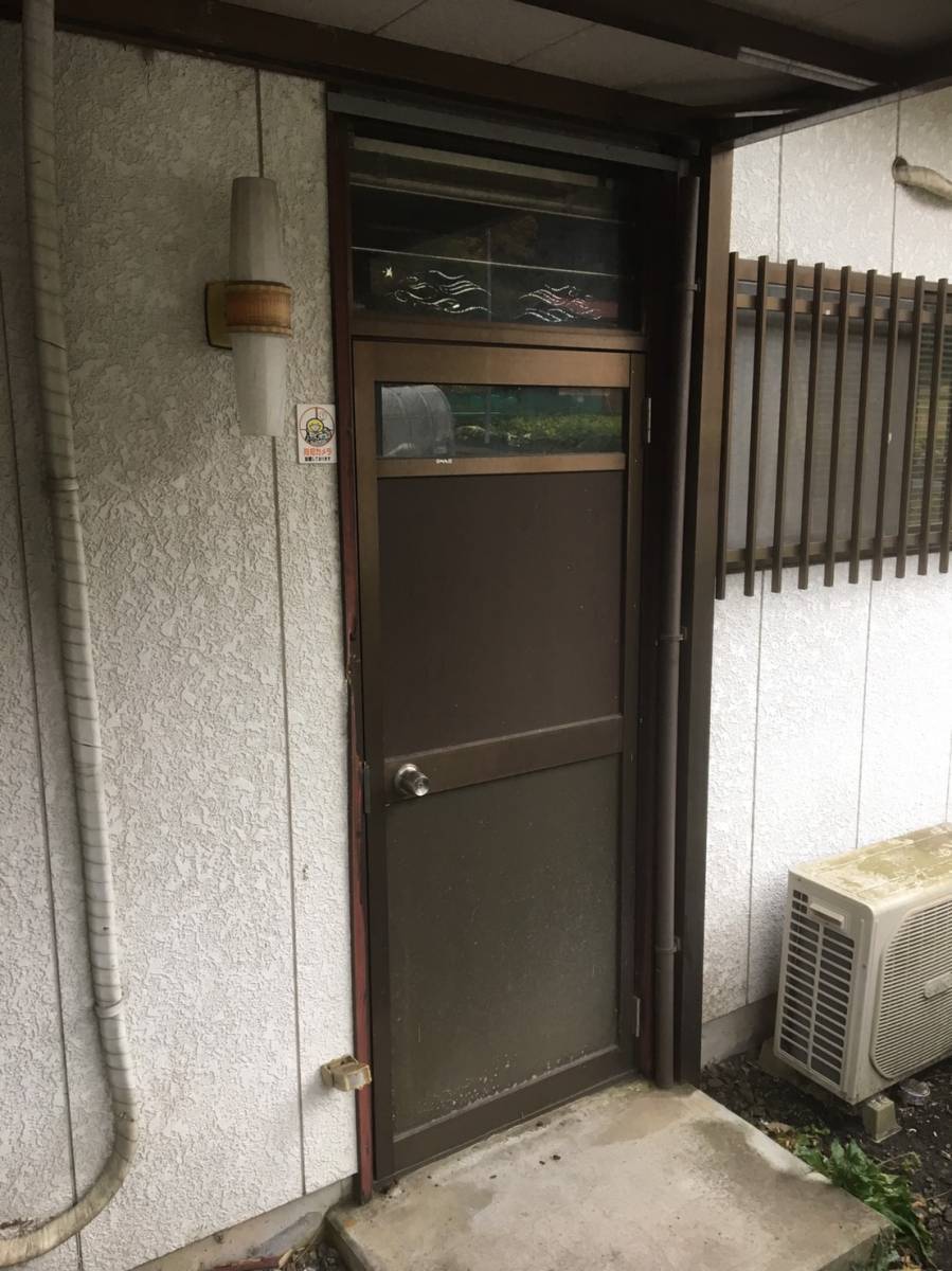 青梅トーヨー住器 所沢店のリシェント　勝手口ドアの施工前の写真1