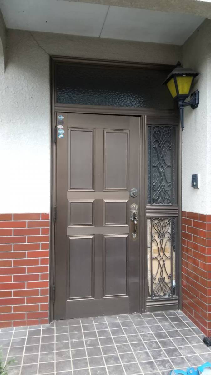 青梅トーヨー住器 所沢店の鍵がかかりにくい玄関をリシェントの施工前の写真1