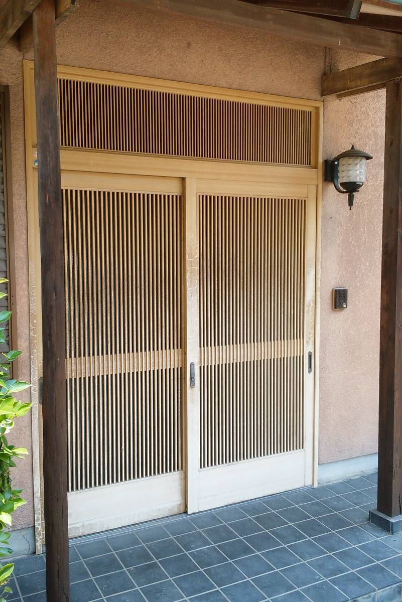 青梅トーヨー住器 所沢店のすきま風が吹き込む玄関。引き戸をピタっと閉めているけれど・・・の施工前の写真1