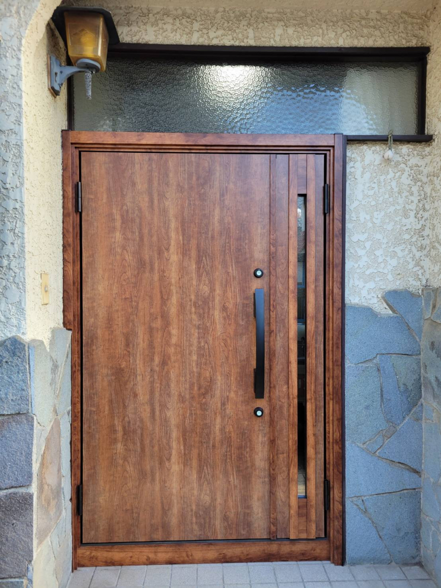 青梅トーヨー住器 所沢店の玄関ドアのリフォームで変わります!!!の施工後の写真1