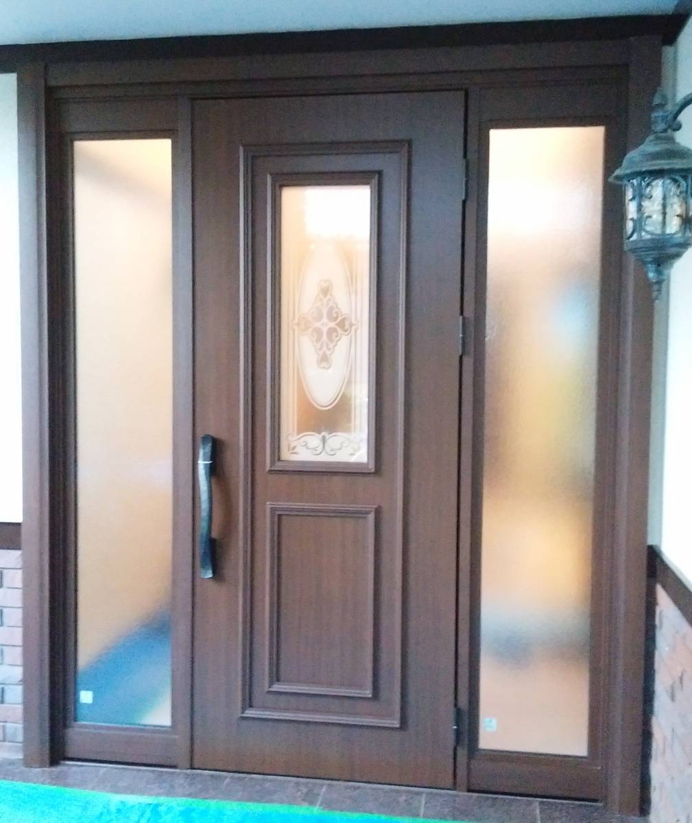 青梅トーヨー住器 所沢店のお気に入りの玄関ドアが一部変色してしまった。心ときめく玄関が見つかったら変えたいけれど・・・の施工後の写真1