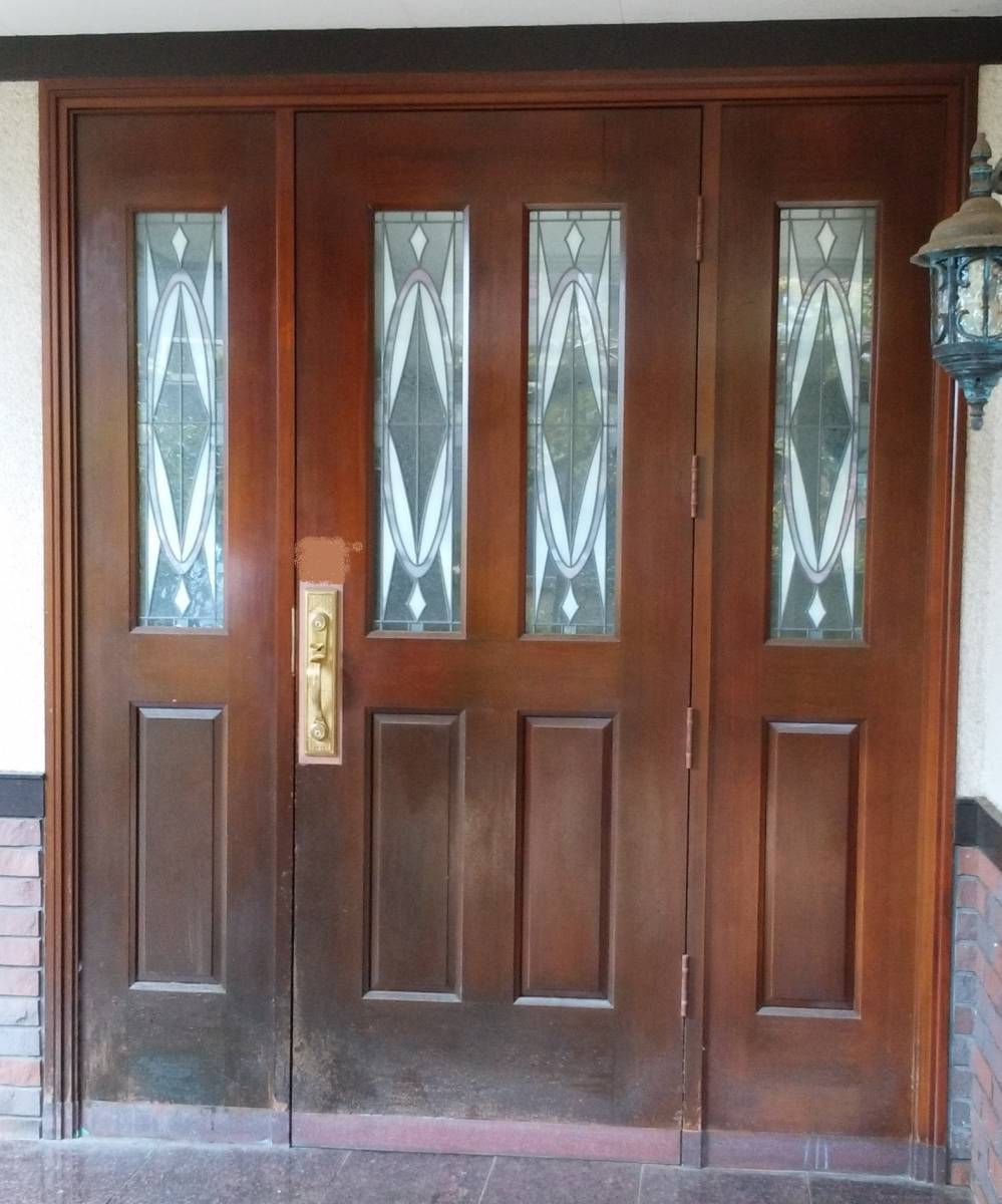 青梅トーヨー住器 所沢店のお気に入りの玄関ドアが一部変色してしまった。心ときめく玄関が見つかったら変えたいけれど・・・の施工前の写真1