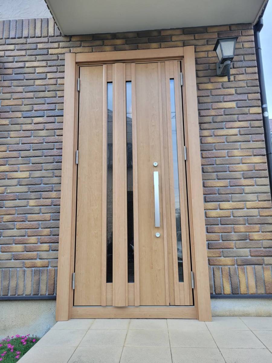 青梅トーヨー住器 所沢店の玄関ドアを新しく替えて、明るい玄関になりました！！の施工後の写真1