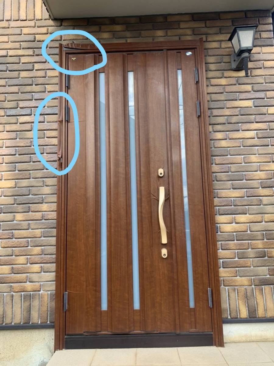 青梅トーヨー住器 所沢店の玄関ドアを新しく替えて、明るい玄関になりました！！の施工前の写真1