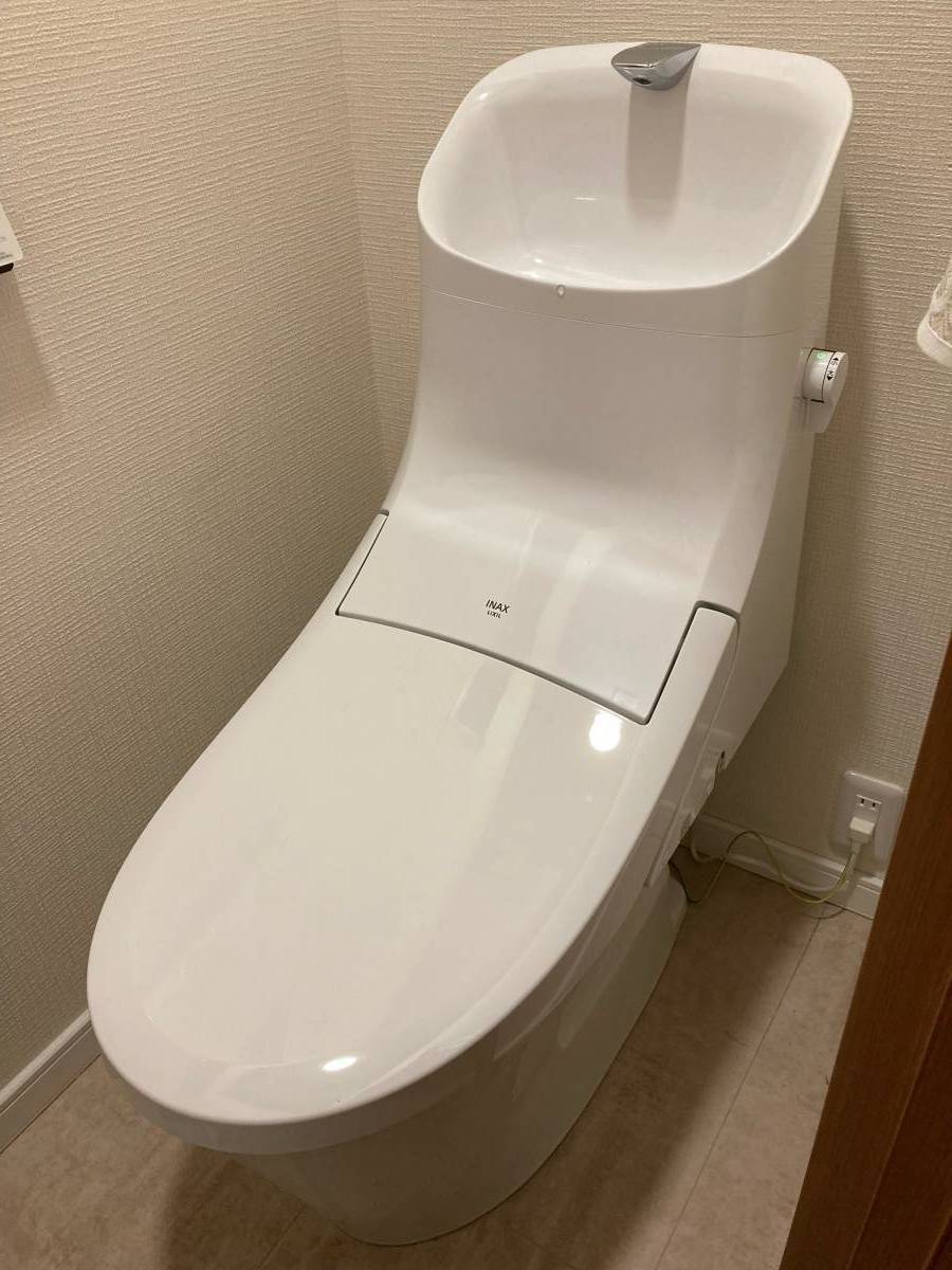 青梅トーヨー住器 所沢店の築４０年の和式トイレが、最新のシャワートイレに生まれ変わりました。の施工後の写真1