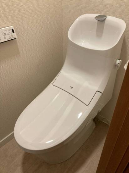 青梅トーヨー住器 所沢店の築４０年の和式トイレが、最新のシャワートイレに生まれ変わりました。施工事例写真1