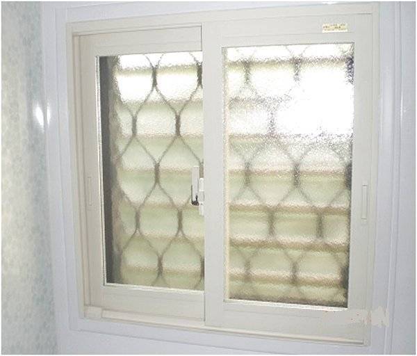平野硝子のお風呂の窓のすきま風を　内窓インプラスリフォームで解決の施工後の写真1