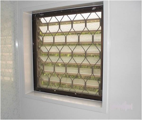 平野硝子のお風呂の窓のすきま風を　内窓インプラスリフォームで解決の施工前の写真1