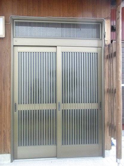平野硝子の和風玄関引戸から高さがある和モダンな最新の玄関引戸への施工前の写真1