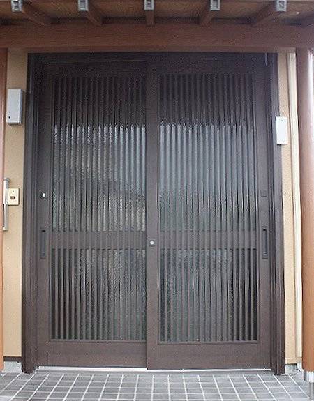 平野硝子の平野硝子リフォーム事例　伝統意匠の千本格子を継承する玄関引戸リフォームの施工後の写真1