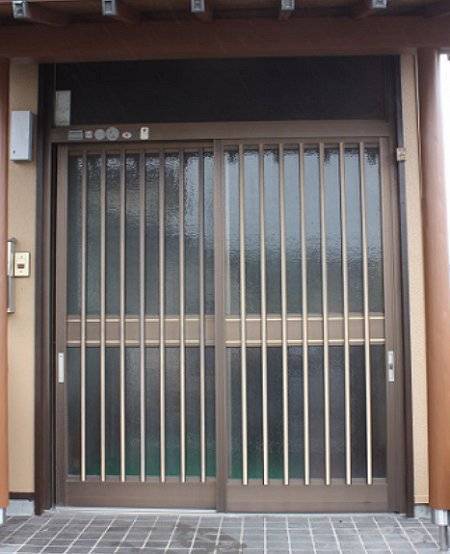 平野硝子の平野硝子リフォーム事例　伝統意匠の千本格子を継承する玄関引戸リフォームの施工前の写真1