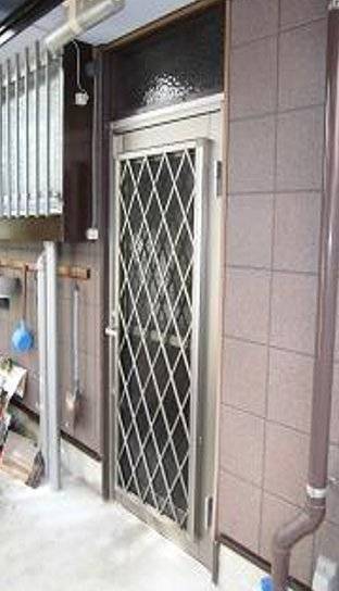 平野硝子の勝手口ドアのワンデイリフォームの施工後の写真1
