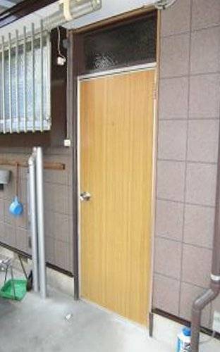 平野硝子の勝手口ドアのワンデイリフォームの施工前の写真1