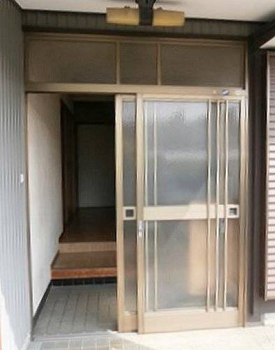 平野硝子のついにたどり着いた玄関引戸の施工前の写真1