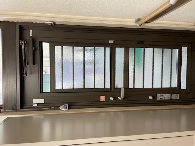 花と窓の店 HANAMADOの網戸が一体のリシェント勝手口ドアを取付しました。の施工事例詳細写真1