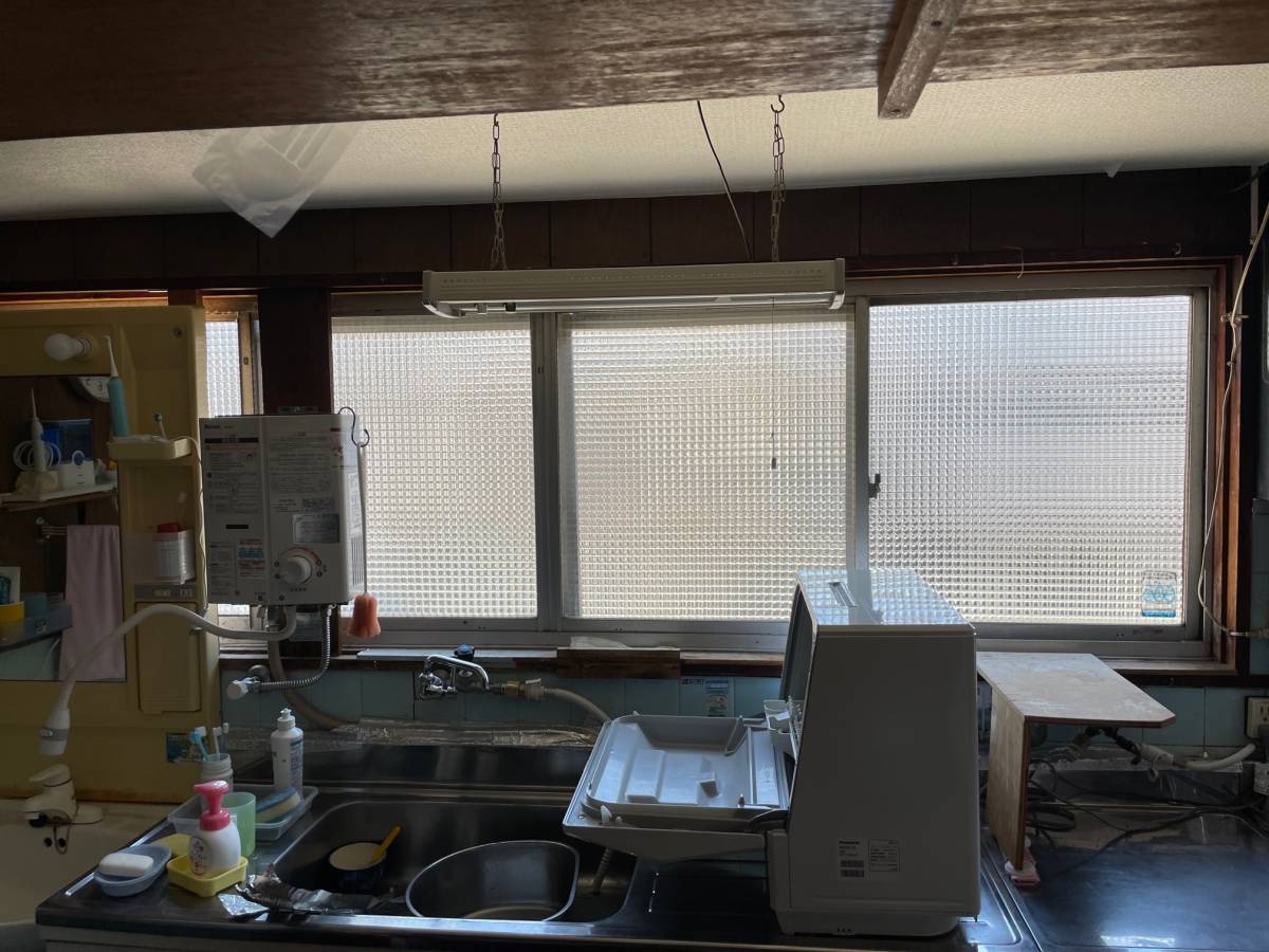 花と窓の店 HANAMADOの台所にインプラス取付しました。の施工前の写真1