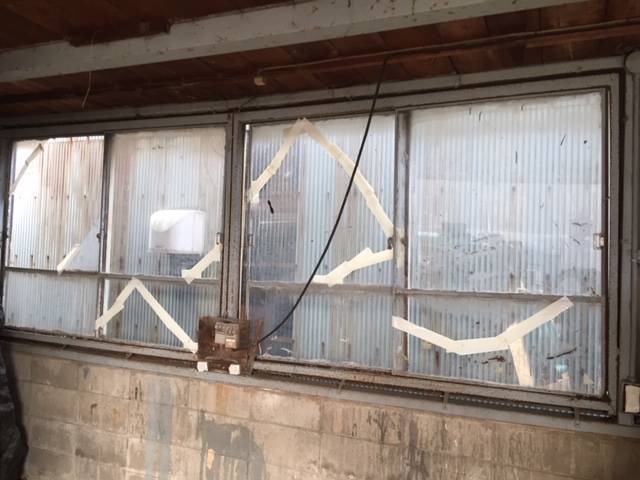 花と窓の店 HANAMADOのスチールサッシ交換工事の施工前の写真2