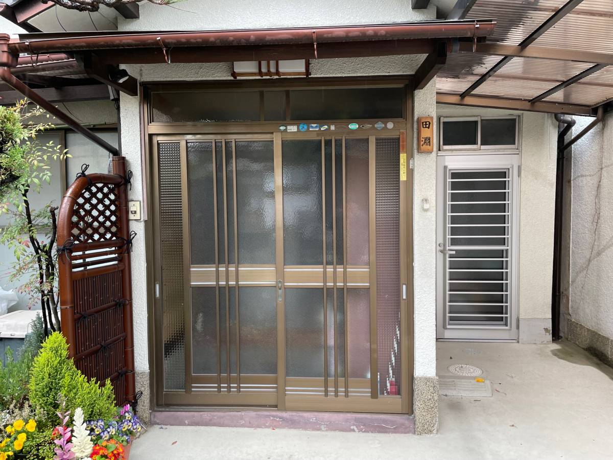 花と窓の店 HANAMADOのリシェント玄関引戸取付の施工前の写真1