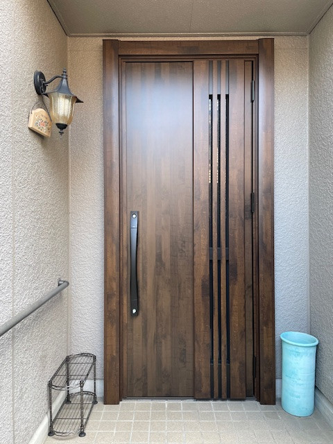 花と窓の店 HANAMADOの断熱仕様で採風が出来るリシェント玄関ドアを取付の施工後の写真1