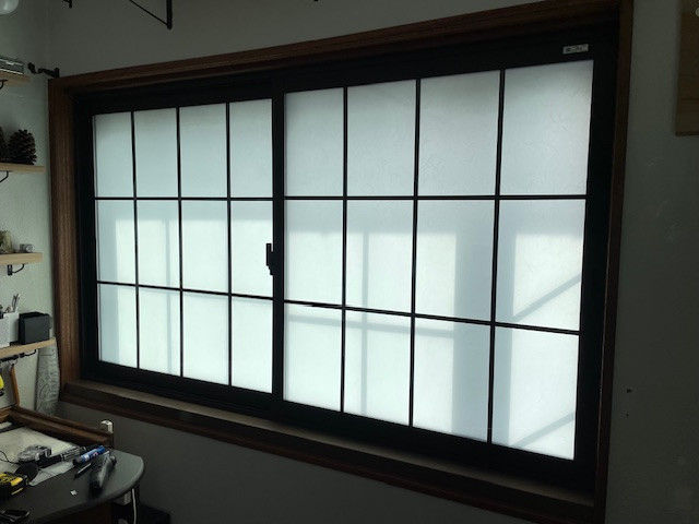 花と窓の店 HANAMADOの和紙調格子入り複層ガラスのインプラス採用の施工後の写真1