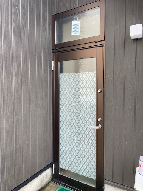 花と窓の店 HANAMADOの網戸が一体のリシェント勝手口ドアを取付しました。の施工前の写真1