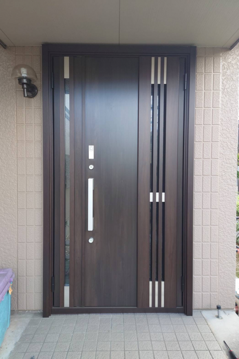 花と窓の店 HANAMADOの採風タイプのリシェント玄関ドアを取付の施工後の写真1
