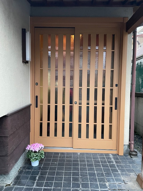 花と窓の店 HANAMADOの木製の玄関引戸をアルミの玄関引戸にの施工後の写真1