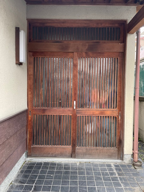 花と窓の店 HANAMADOの木製の玄関引戸をアルミの玄関引戸にの施工前の写真1