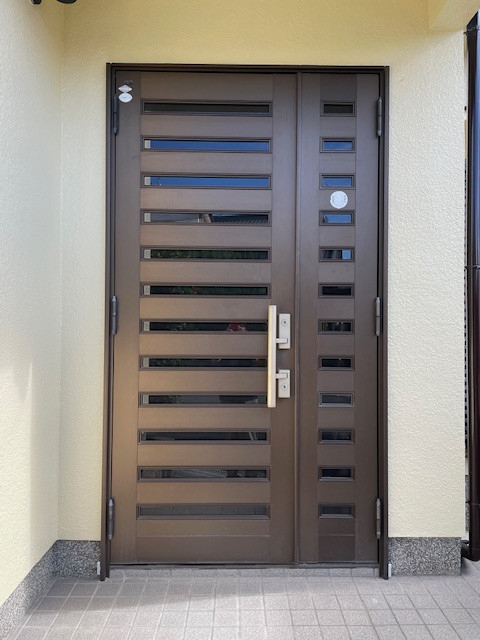 花と窓の店 HANAMADOのファミロックと採風タイプのリシェント玄関ドアの施工前の写真1