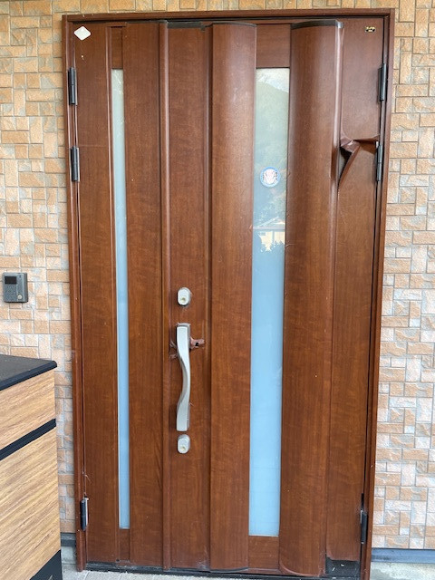 花と窓の店 HANAMADOのシートがはがれてしまった玄関ドアを綺麗にの施工前の写真1