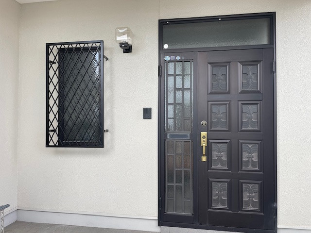 花と窓の店 HANAMADOの防犯性を上げる為にアルミ面格子を取付の施工後の写真1