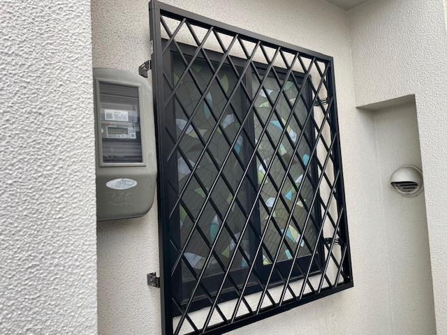花と窓の店 HANAMADOの防犯性を上げる為にアルミ面格子を取付の施工後の写真2