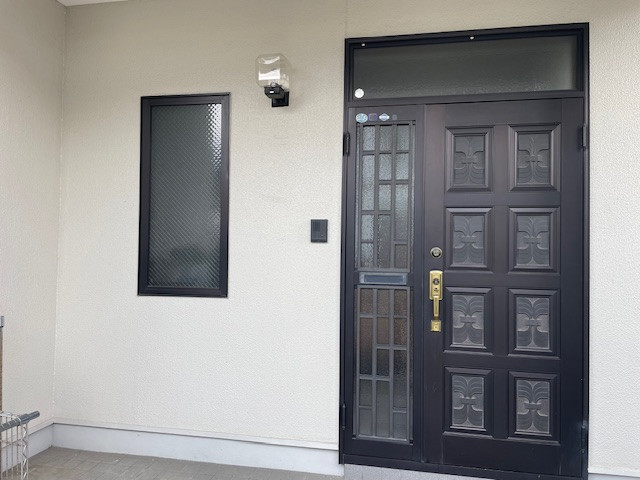 花と窓の店 HANAMADOの防犯性を上げる為にアルミ面格子を取付の施工前の写真1