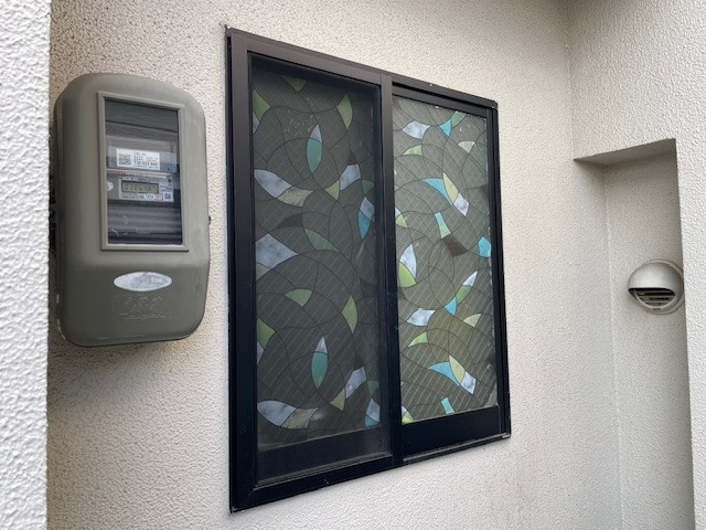 花と窓の店 HANAMADOの防犯性を上げる為にアルミ面格子を取付の施工前の写真2