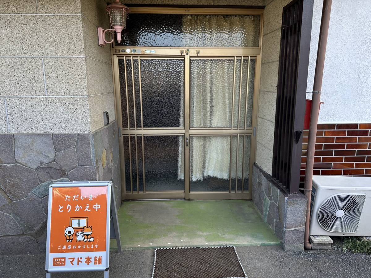 茨城県北トーヨー住器の玄関のリフォーム工事の施工前の写真1