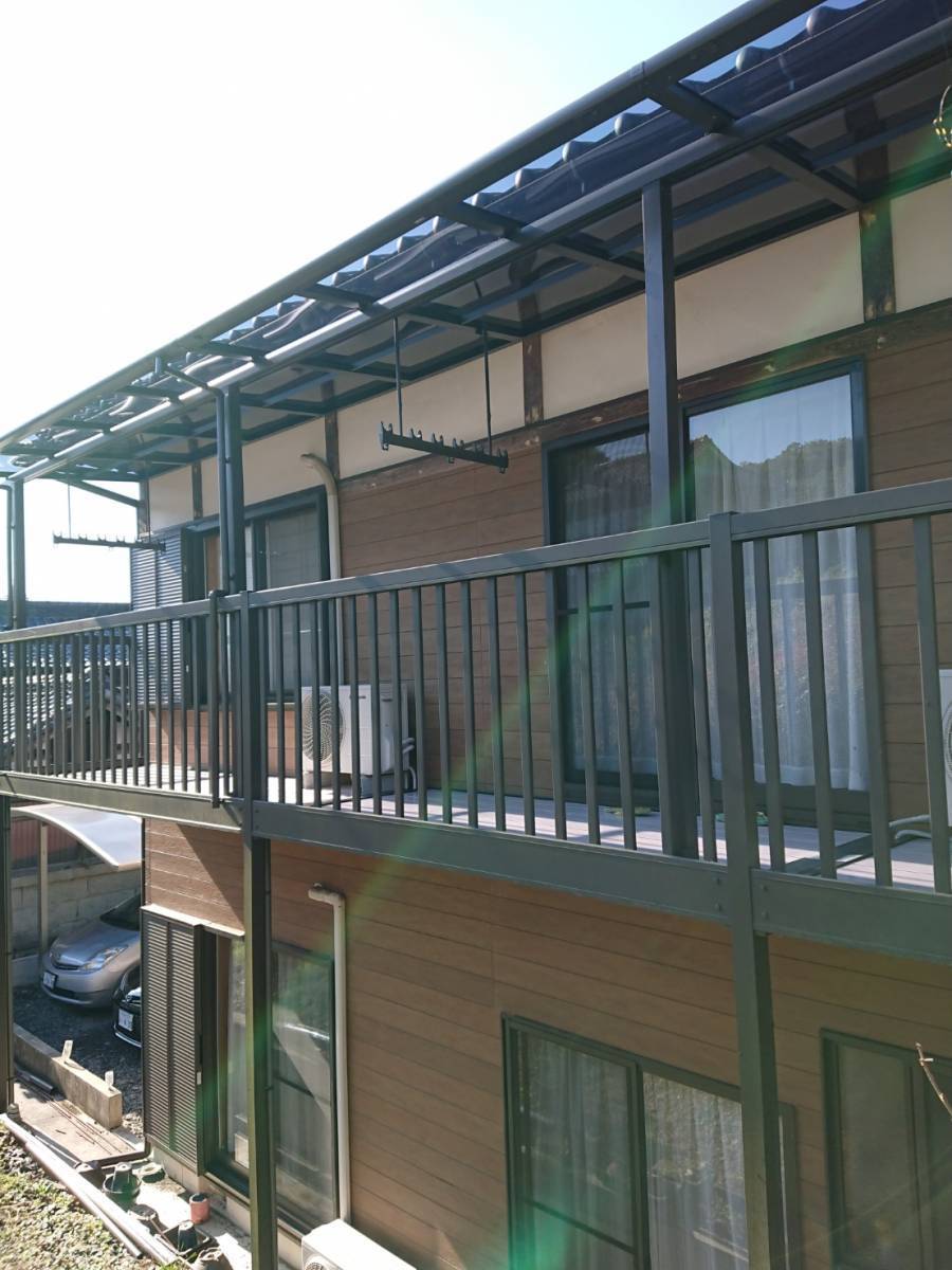 茨城県北トーヨー住器の2階のベランダにもテラス屋根　スピーネ施工の施工後の写真1