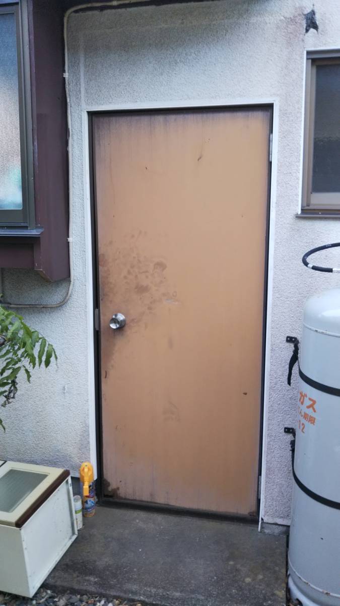 茨城県北トーヨー住器のロンカラーフラッシュドア取付の施工前の写真1