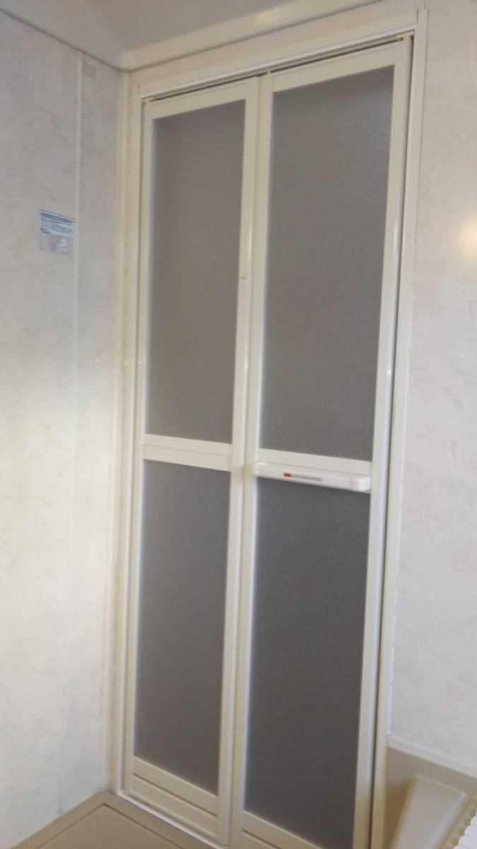 茨城県北トーヨー住器のリフォーム浴室中折れドア施工の施工後の写真1