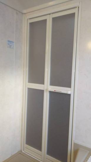 茨城県北トーヨー住器のリフォーム浴室中折れドア施工施工事例写真1