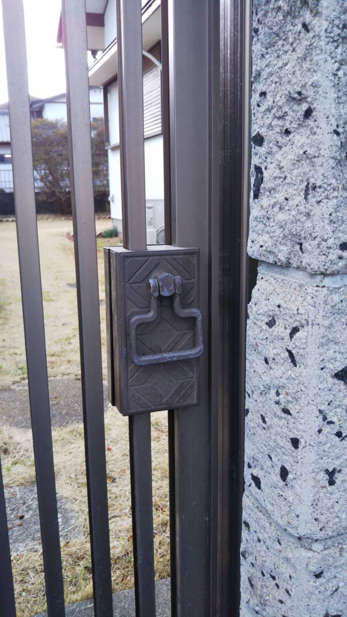 茨城県北トーヨー住器の門扉ハンドル交換 (新日軽門扉A型）の施工前の写真2