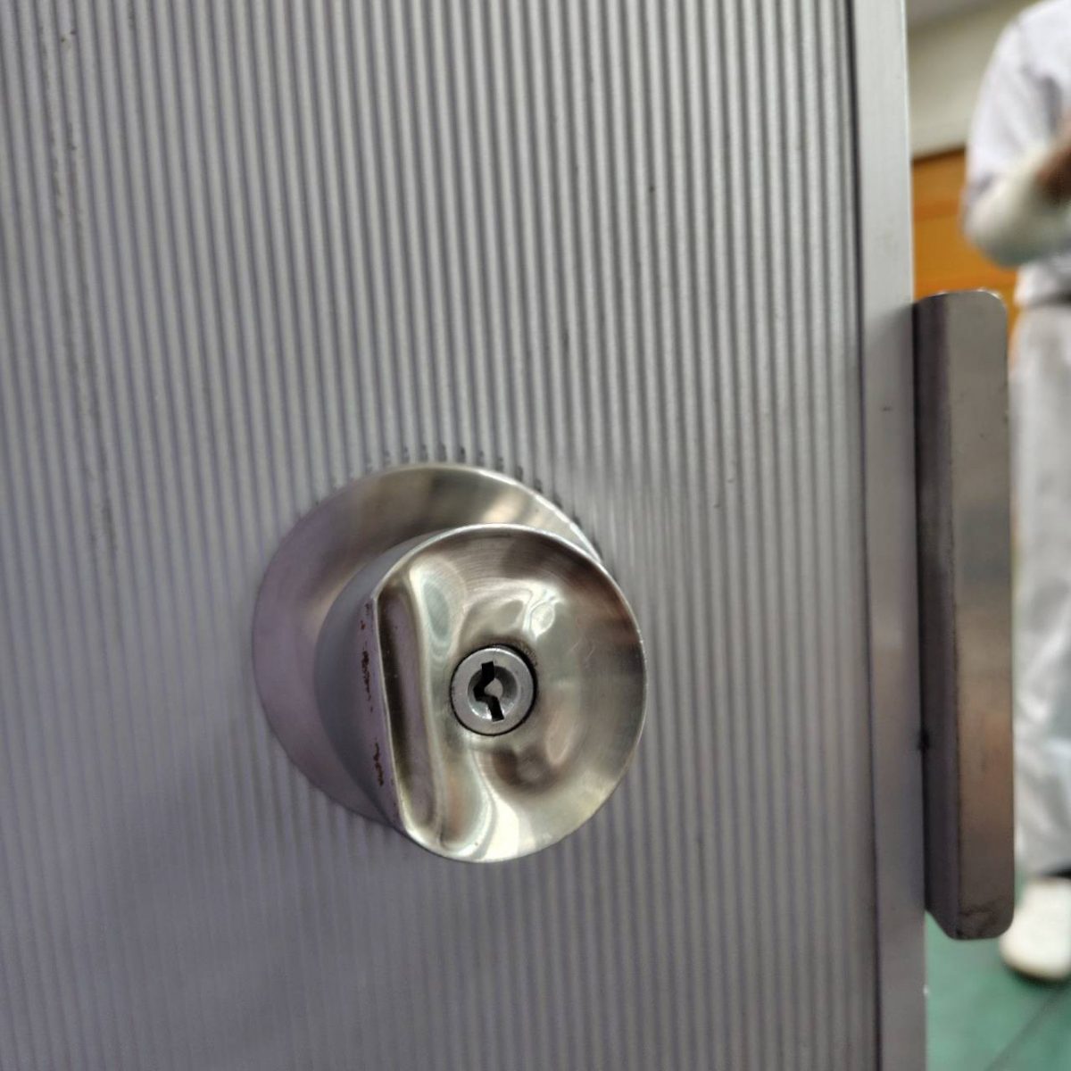 茨城県北トーヨー住器のドア修理工事【握り玉交換】の施工前の写真1