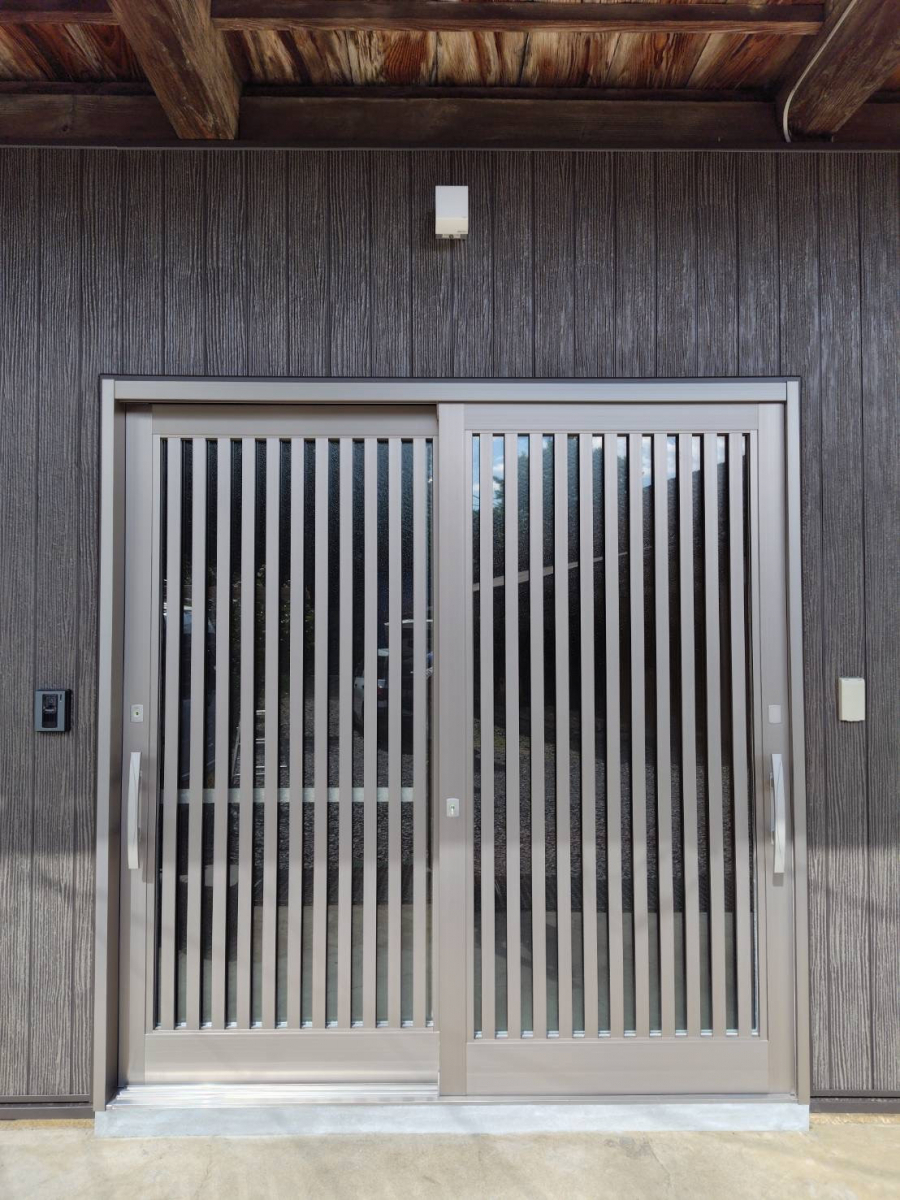 茨城県北トーヨー住器の玄関リフォーム【断熱玄関引戸】の施工後の写真1