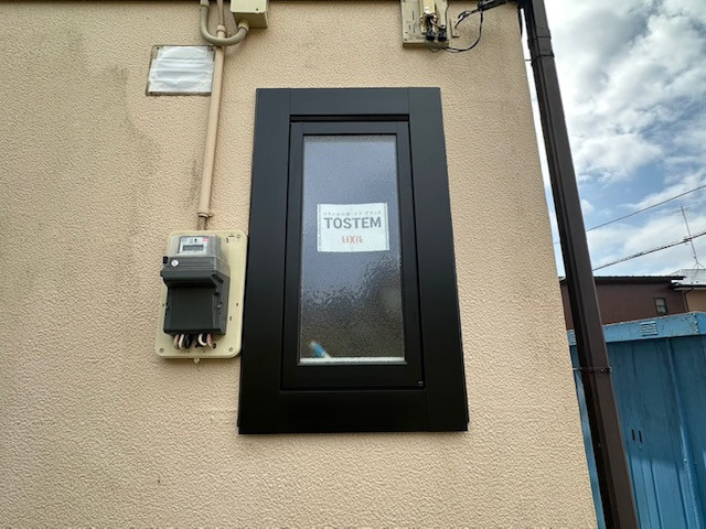 茨城県北トーヨー住器のリプラスでルーバー窓からFIX窓への施工後の写真1