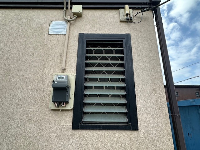 茨城県北トーヨー住器のリプラスでルーバー窓からFIX窓への施工前の写真1