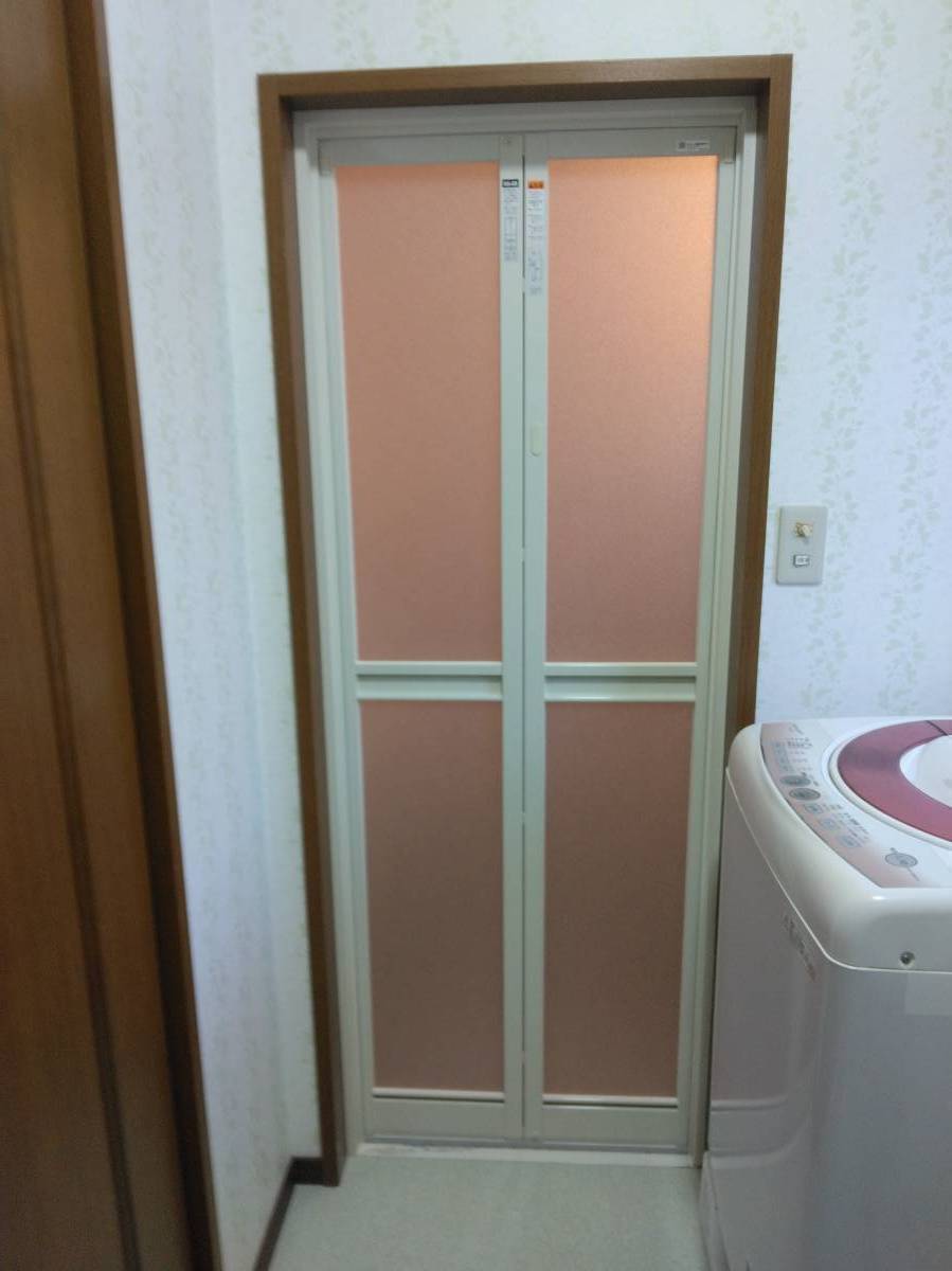茨城県北トーヨー住器の古くなった浴室ドアを簡単工事であっという間に交換の施工後の写真1