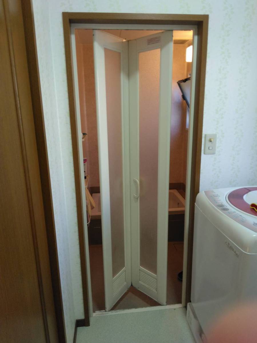 茨城県北トーヨー住器の古くなった浴室ドアを簡単工事であっという間に交換の施工前の写真1