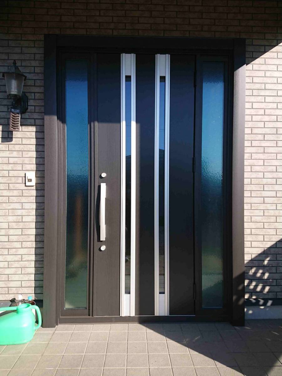 茨城県北トーヨー住器の気密性のいいドアへ♪　　リシェント玄関ドア施工の施工後の写真1