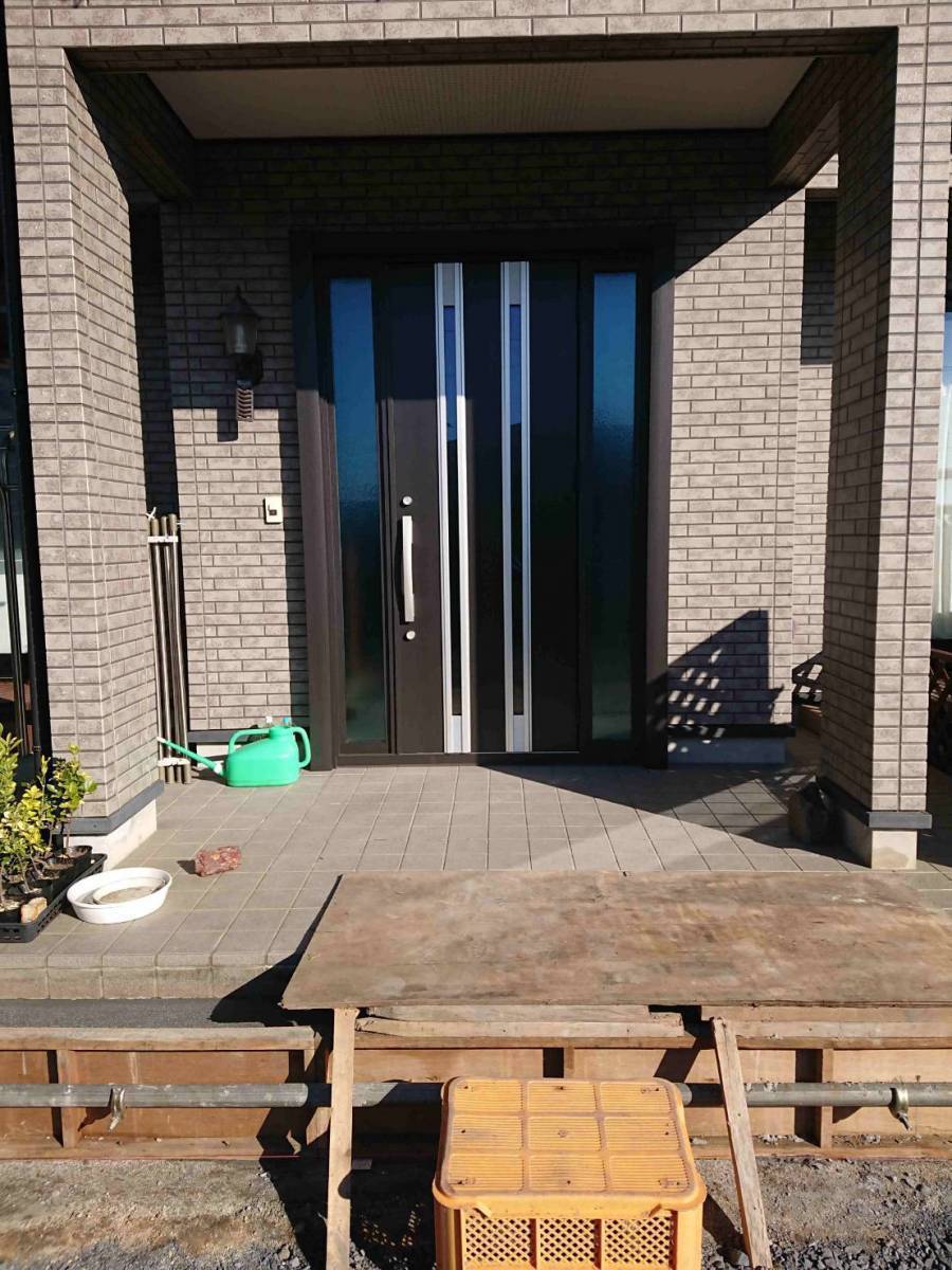 茨城県北トーヨー住器の気密性のいいドアへ♪　　リシェント玄関ドア施工の施工後の写真2