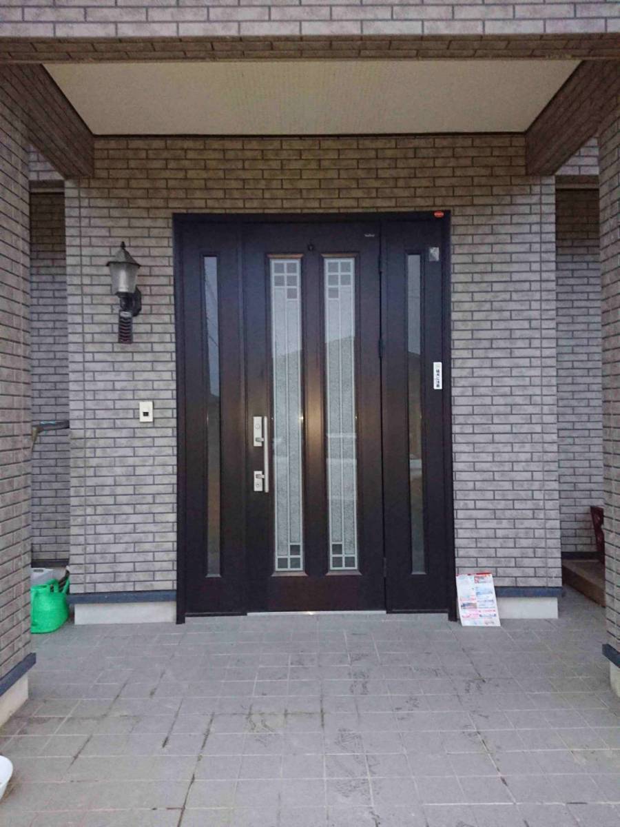 茨城県北トーヨー住器の気密性のいいドアへ♪　　リシェント玄関ドア施工の施工前の写真1